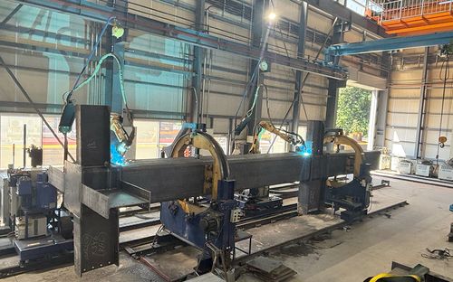 最新鋭の溶接ロボットを導入しています
